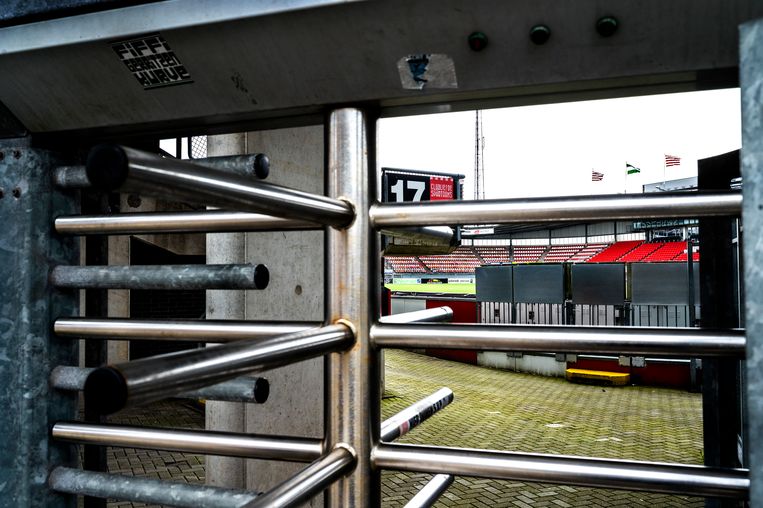 Rotterdam. Stadion Het Kasteel is verlaten, de stadsderby Sparta - Feyenoord is afgelast. Beeld Klaas Jan van der Weij