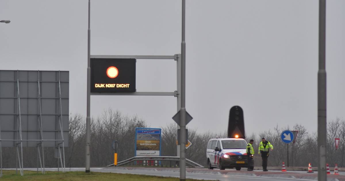 Weer een ongeluk op de dijk tussen Enkhuizen en Lelystad, weg voorlopig dicht.