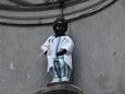 Manneken Pis is voor even verpleger: “Om het beroep en de opleiding te ondersteunen”