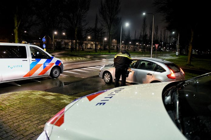 Politiecontrole in Tilburg nadat de avondklok is ingegaan.