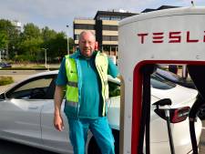 ‘Benzineslurpers’ zitten Tesla’s dwars bij Supercharger-oplaadstation