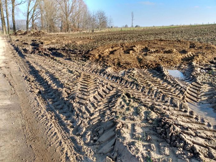 De Wypenstalstraat in Haaltert ligt er soms erg modderig bij.