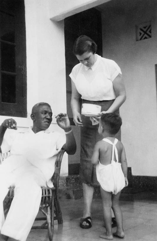 Nelleke en Adel met Irving op de veranda van hun huis in Makassar op het eiland Celebes
