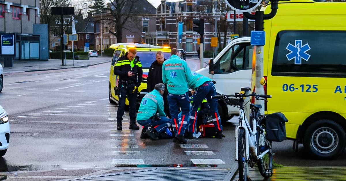 Vrouw gewond na aanrijding met auto op kruising in Apeldoorn.