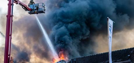 Tot in de nacht bezig met nablussen van zeer grote brand op Tilburgs industrieterrein, eigenaar zeer aangeslagen: ‘’