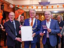 En dan komt de burgemeester ineens mét ambtsketen: erepenning voor voetbalclub Nieuw Borgvliet 