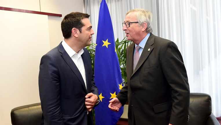 Alexis Tsipras luistert naar voorzitter van de Europese Commissie Jean-Claude Juncker (R. Beeld reuters