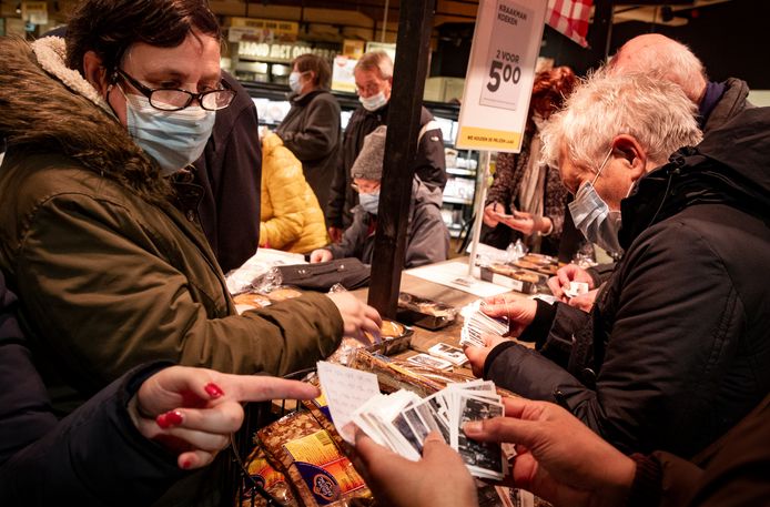 Middenin een supermarkt zijn tientallen mensen druk in de weer met het ruilen van stickers voor een boek dat 100 jaar Veldhoven in beeld brengt.