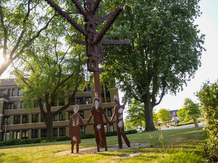 Kunstwerk Boom van Respect in Helmond besmeurd