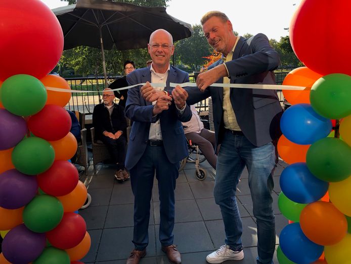 De dagbesteding werd officieel in gebruik genomen door wethouder Bas van Wakeren en locatiemanager Alex Sijtsma (rechts).