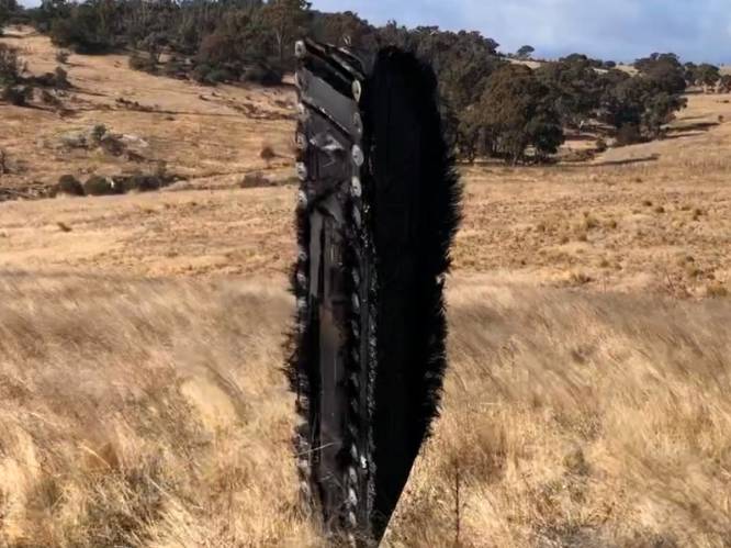 Vermoedelijk stuk ruimteafval van SpaceX neergestort in weide van Australische boer: “Precies een verbrande boom"