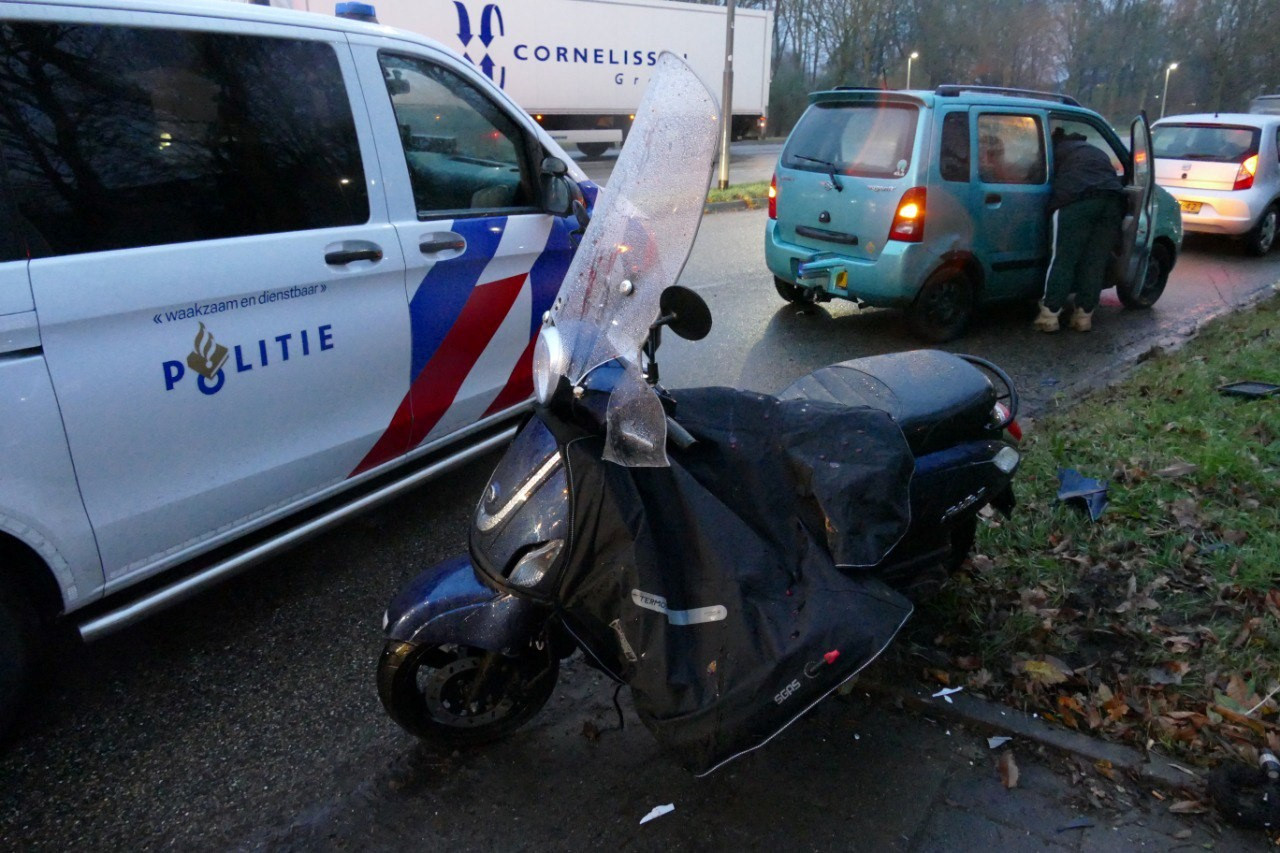 De brommerrijder raakte gewond. Hij stak over bij groen en werd aangereden door een auto op de IJpenbroekweg in Nijmegen.