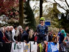 Winnaar uit Oudenbosch schreeuwt het uit in  wielerronde en is de beste tussen ‘verliefde’ renners