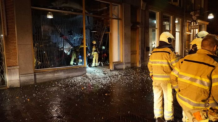 De schade in de Engestraat na de ramkraak.