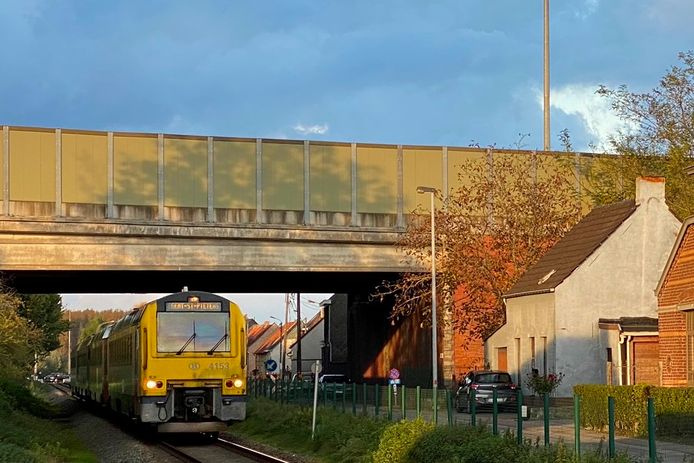 Het scholierentreintje bij het verlaten van de stopplaats Erpe-Mere.