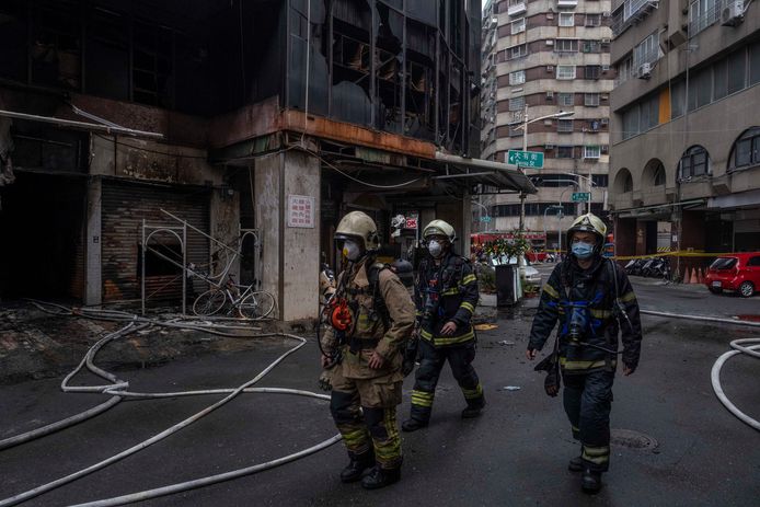 I vigili del fuoco si preparano a entrare nel grattacielo.