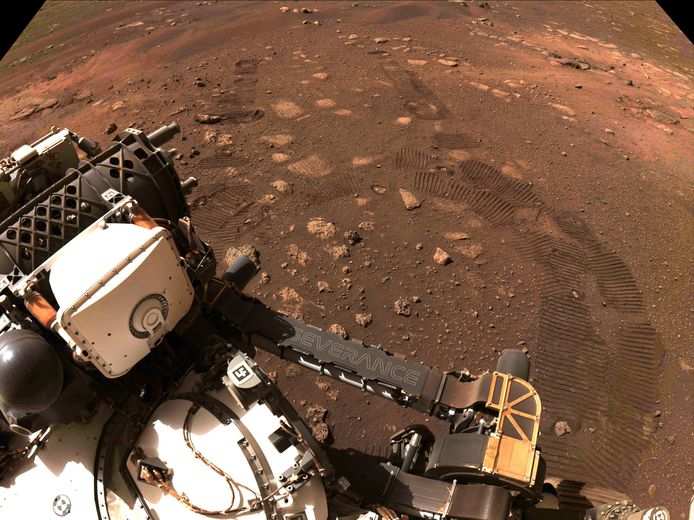 Beeld van de eerste rit van de marsverkenner Perseverance op de rode planeet, met duidelijk zichtbaar de bandafdruk van het voertuig.