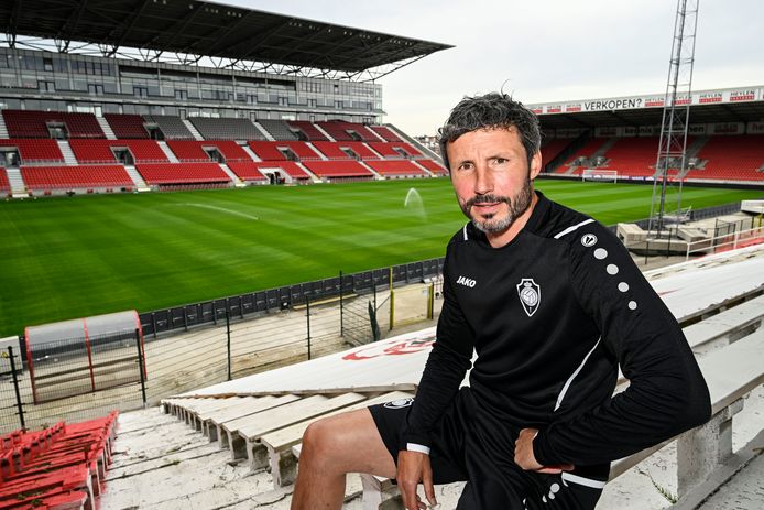 Mark van Bommel poseert op de Bosuil, het stadion van zijn nieuwe club Antwerp.