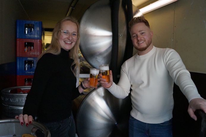 Laura en Michiel samen bij de nieuwe biertanks