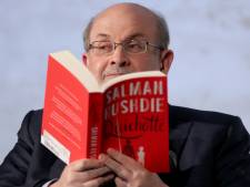 Zoon auteur Salman Rushdie is ‘extreem opgelucht’: ‘Hij heeft nog altijd gevoel voor humor’
