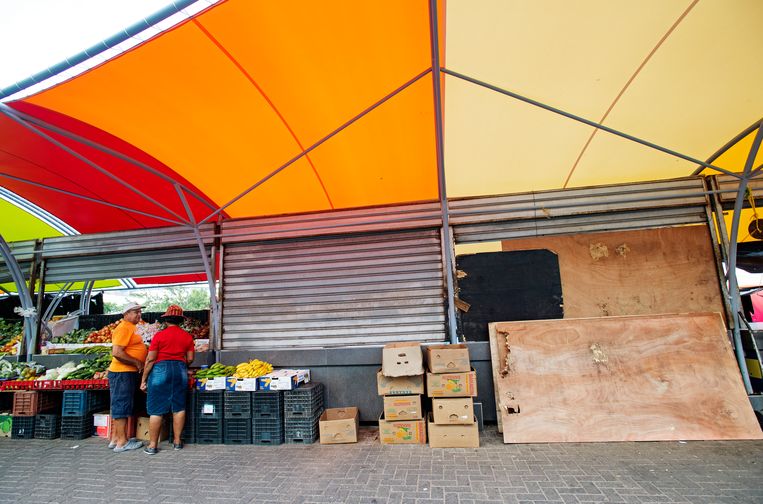 Gesloten kraampjes op de markt in de wijk Punda in het centrum van Willemstad. Op deze markt verkopen Venezolanen vers fruit, dat ze met bootjes overbrengen van het vaste land. Veel marktkraampjes zijn gesloten vanwege het exportverbod door de crisis in Venezuela. Beeld ANP