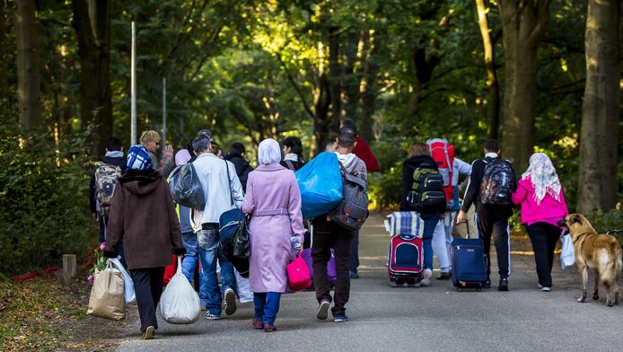 Een kleine groep vluchtelingen verlaat de noodopvang Heumensoord, kort na aankomst, omdat ze ontevreden zijn over de geboden voorzieningen