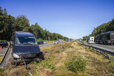 Bestelbus belandt in vangrail A67, bestuurder naar ziekenhuis