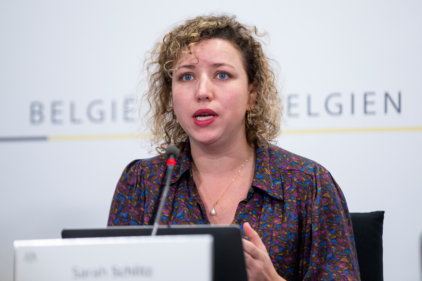 Sarah Schlitz présente sa démission et pointe “les violences sexistes ...