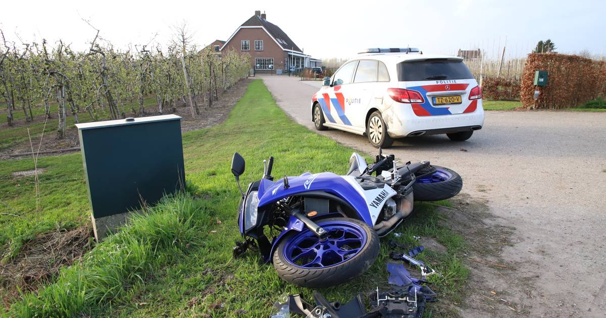 Motorrijder klapt tegen verkeersbord na botsing met bedrijfsbus in Meteren.