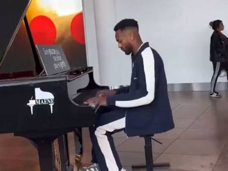 Hannes Delcroix filmé à Brussels Airport en train de jouer du piano