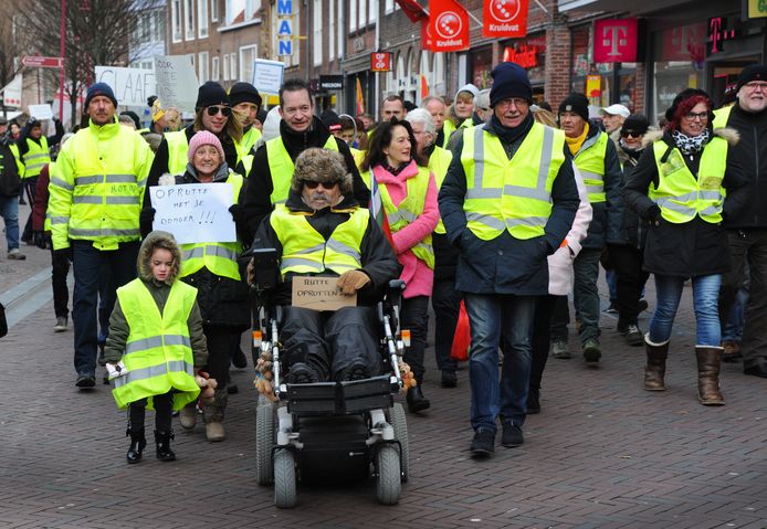 Demonstranten in gele hesjes tijdens een protesttocht door Middelburg.