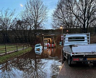 Automobilist negeert afzetting en komt vast te zitten in het water: ‘Let op de borden als je geen na