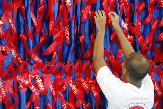 Lintjes worden opgehangen voor mensen die zijn overleden aan aids.