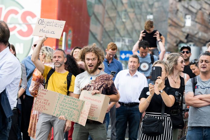 Love, freedom and democracy.”  About 250 demonstrations – a striking number of Dutch people in the mixed bag – scanned the slogan on Saturday afternoon on the Mediaplein, where DPG Media, the publisher of Het Laatste Nieuws, among others, is located.