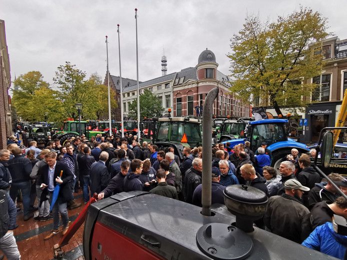 Boeren verzamelden zich eerder deze week al in het centrum van Leeuwarden om te protesteren. Met trekkers werd toen de ingang van het Provinciehuis geblokkeerd. LTO Noord roept leden op om komende maandag om 12.00 uur bij andere Provinciehuizen actie te komen voeren, onder andere in Zwolle.