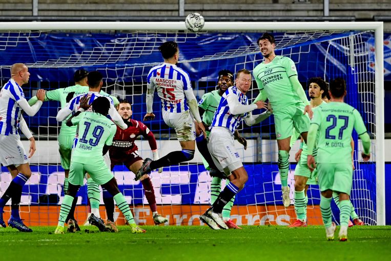 Drukte voor het PSV-doel van Joel Drommel tijdens de wedstrijd tegen sc Heerenveen. Beeld ANP