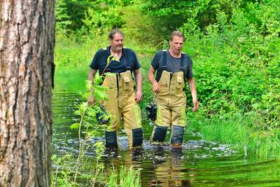 Man in scootmobiel komt vast te zitten in grote plas water bij Leende