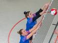 Het Zwolse blok met Tess de Vries en Nynke Hofstede tijdens de wedstrijd met Sliedrecht Sport.
