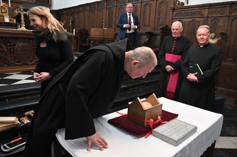 La scatola delle munizioni si apre, cosa c’è dentro?  Teschio di Dionisio il certosino o no?