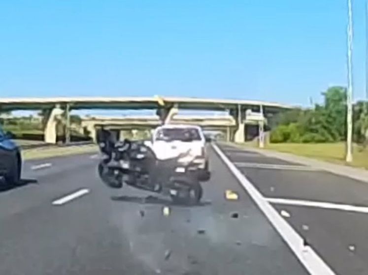 Un drame évité de justesse sur une autoroute de Floride: un motard percute un pick-up et atterrit dans le coffre