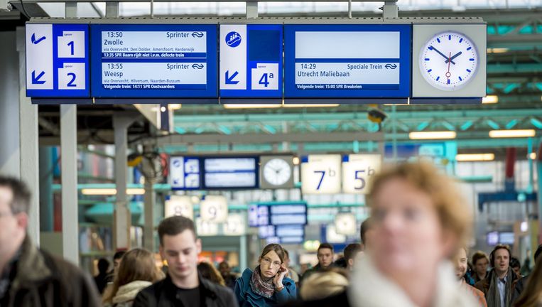 Landelijke storing digitale borden op treinstations - Trouw