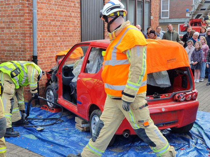 De brandweerzone Taxandria hield zondag een brandweeroefening in het centrum van Lille met de korpsen van Beerse en Vosselaar, maar ook met vrijwilligers die zich al aangemeld hebben voor de nieuwe brandweerpost Lille.