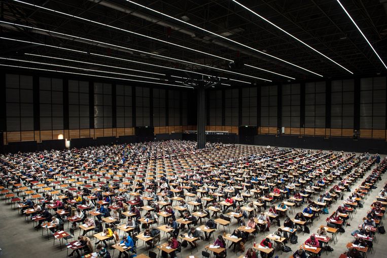 Geneeskundetentamens in de Martiniplaza, een evenementenhal die vanwege een studentenoverschot wordt gebruikt als tentamenlocatie. Beeld Hollandse Hoogte