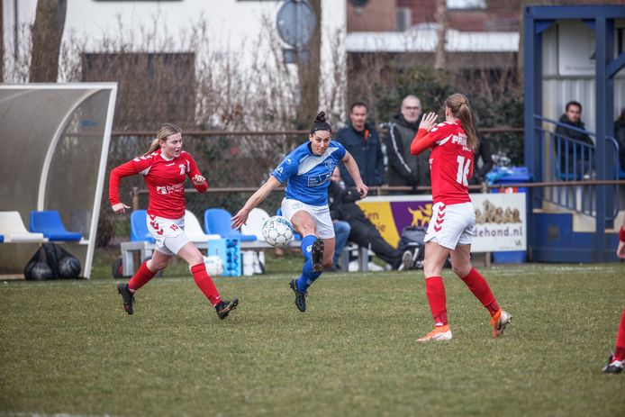 De vrouwen van DSE, met hier Macha Matheeuwissen aan de bal, wonnen weer.