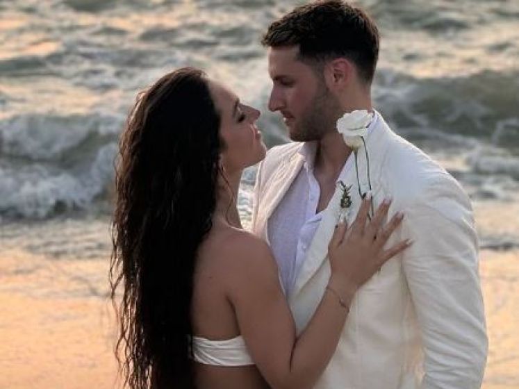 Giménez en Fer Serrano dansen en feesten tijdens huwelijk op Mexicaans strand