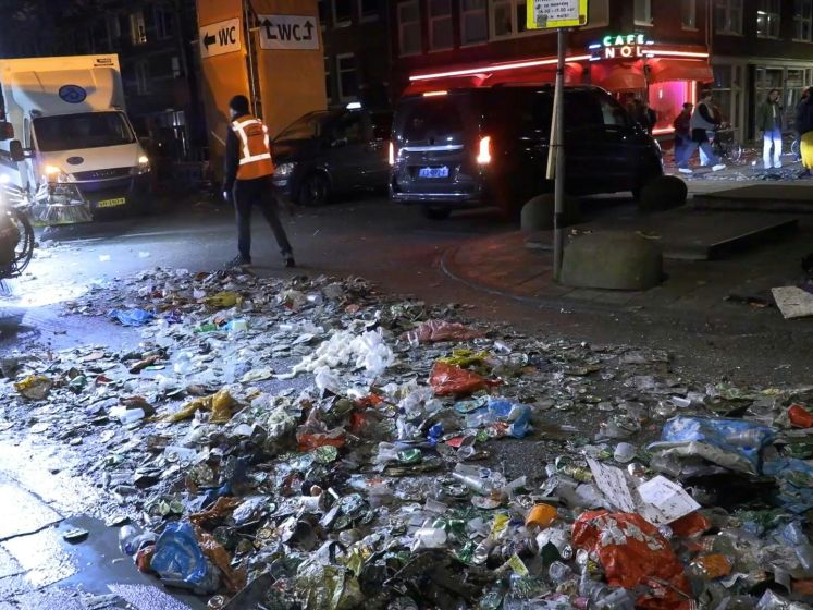 Schoonmakers ruimen bergen Koningsdag-afval op in Amsterdam