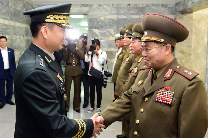 Hoge Noord- en Zuid-Koreaanse militairen drukken elkaar voor het eerst in tien jaar de hand.