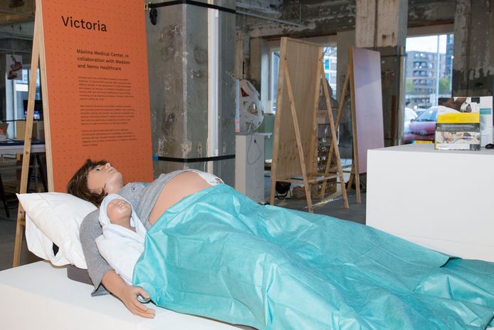 Bevalrobot Victoria is met haar baby tijdens de Dutch Design Week in Eindhoven te zien bij ontwerpbureau Van Berlo in de voormalige energiecentrale van Philips op Strijp T aan de Zwaanstraat.