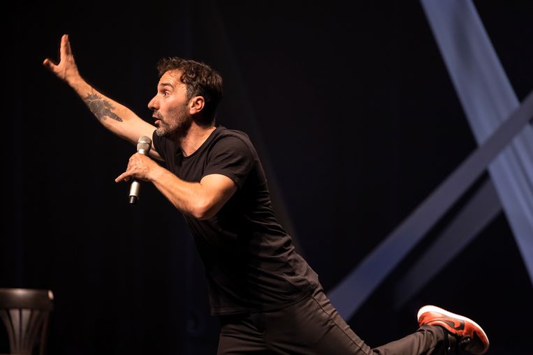 Ronald Goedemondt toont in ‘Met knielende knikjes’ zijn meesterschap als komiek