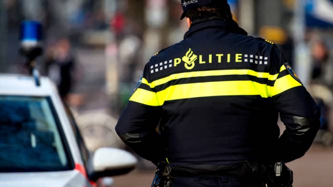 Politie in Rotterdam schiet man neer die twee mensen en een agent met mes aanvalt  